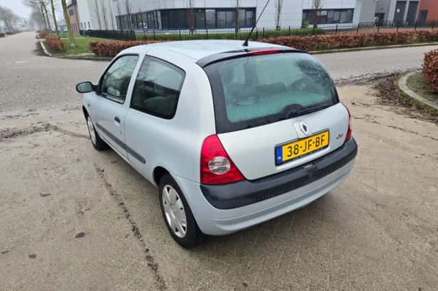 Renault Clio (2002) thumbnail 3