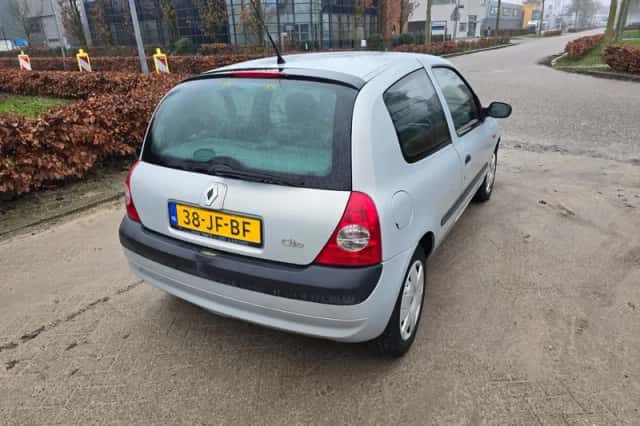 Renault Clio (2002) thumbnail 4