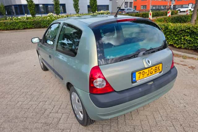 Renault Clio (2002) thumbnail 2