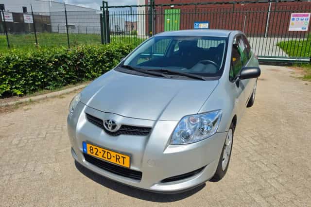 Toyota Auris (2008) thumbnail 1