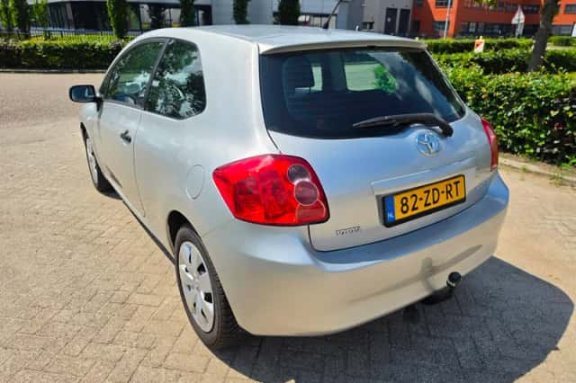 Toyota Auris (2008) thumbnail 2