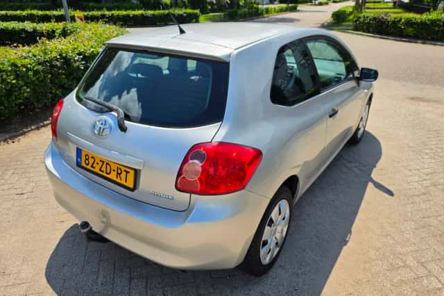 Toyota Auris (2008) thumbnail 3