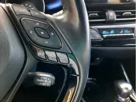 Toyota C-HR (2018) thumbnail 18