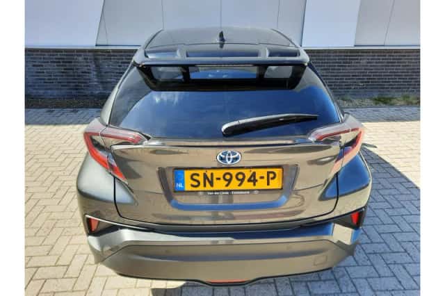 Toyota C-HR (2018) thumbnail 4