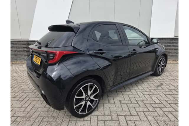 Toyota Yaris (2021) thumbnail 3