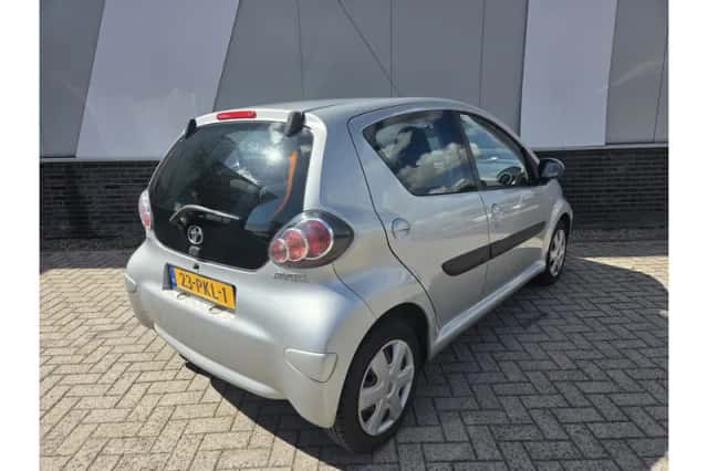 Toyota Aygo (2011) thumbnail 3
