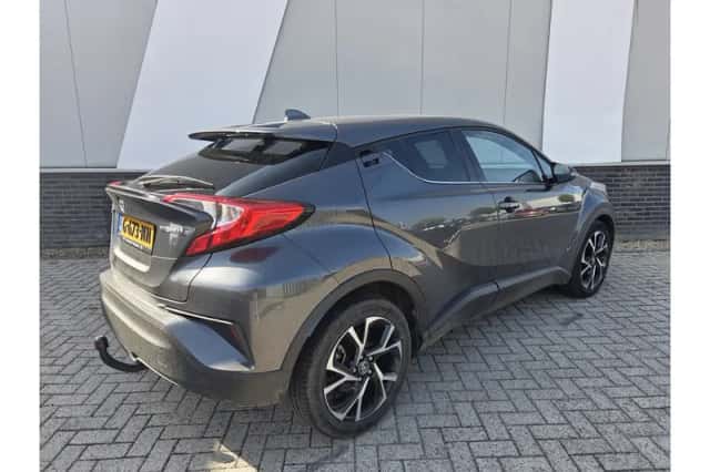 Toyota C-HR (2019) thumbnail 3