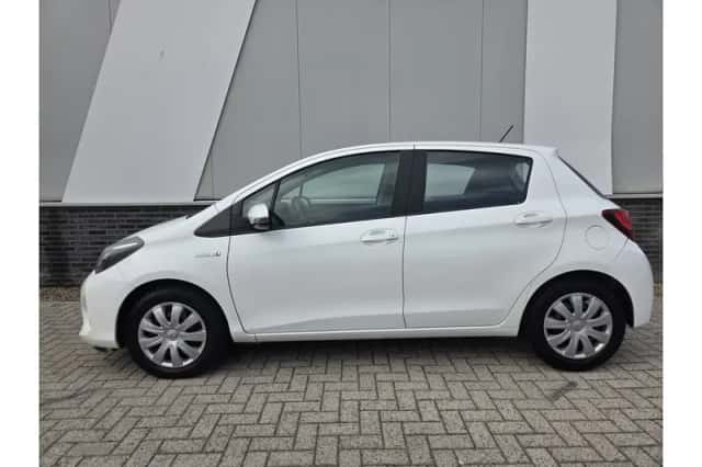 Toyota Yaris (2016) thumbnail 3