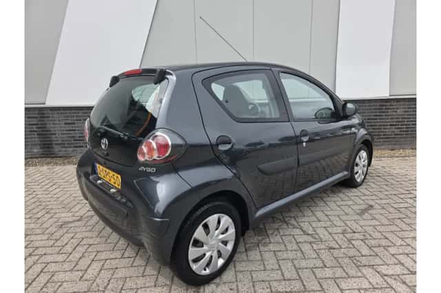 Toyota Aygo (2013) thumbnail 3