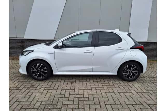 Toyota Yaris (2021) thumbnail 3