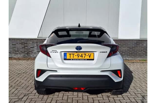 Toyota C-HR (2018) thumbnail 4