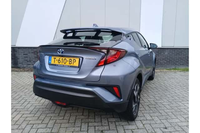 Toyota C-HR (2023) thumbnail 3
