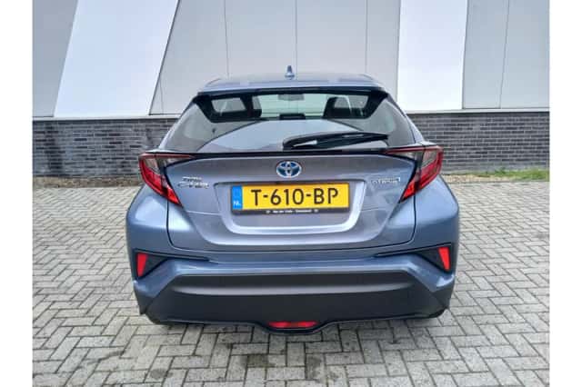 Toyota C-HR (2023) thumbnail 4