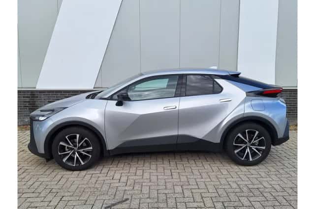 Toyota C-HR (2024) thumbnail 3