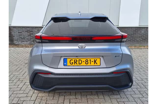 Toyota C-HR (2024) thumbnail 4