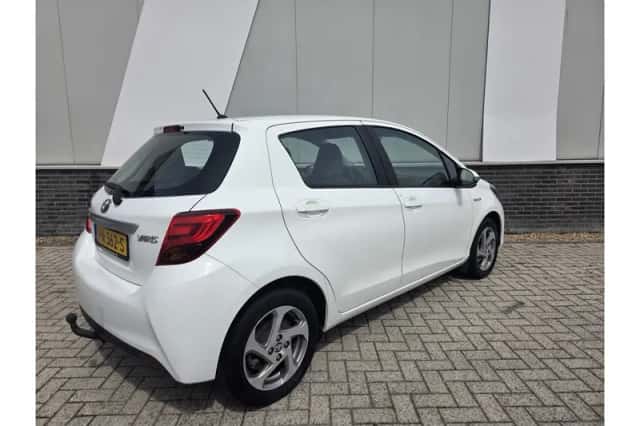 Toyota Yaris (2016) thumbnail 3