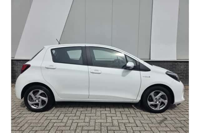 Toyota Yaris (2016) thumbnail 5