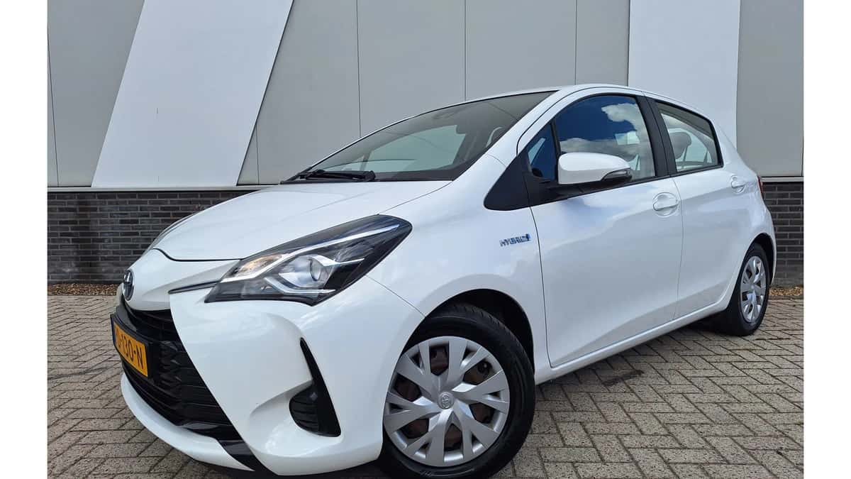 Toyota Yaris (2017) — foto 1