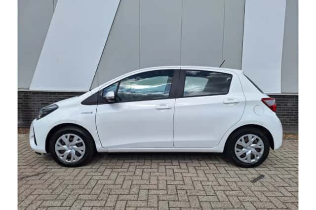 Toyota Yaris (2017) thumbnail 3