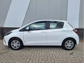 Toyota Yaris (2017) thumbnail 3