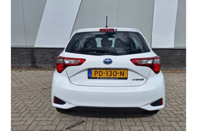 Toyota Yaris (2017) thumbnail 4