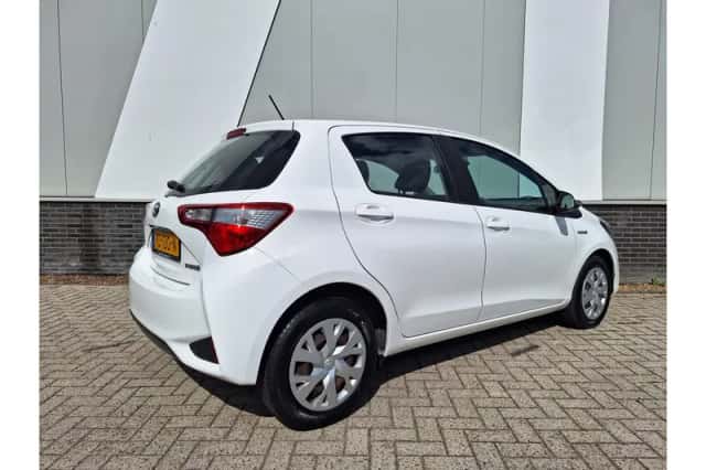 Toyota Yaris (2017) thumbnail 5