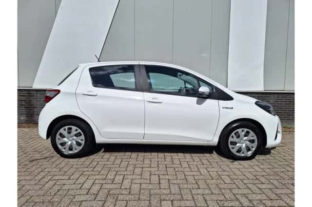 Toyota Yaris (2017) thumbnail 6