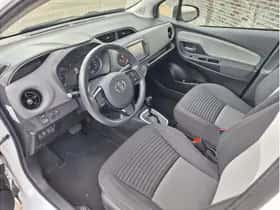 Toyota Yaris (2017) thumbnail 8