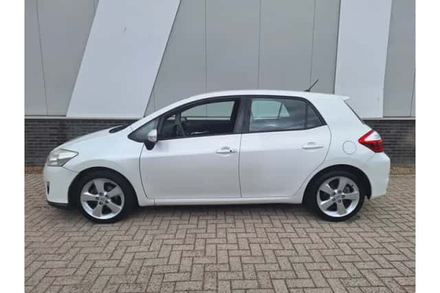 Toyota Auris (2010) thumbnail 3