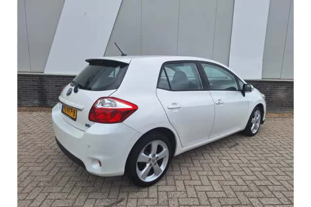 Toyota Auris (2010) thumbnail 4