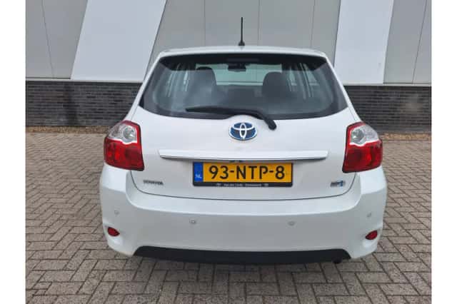 Toyota Auris (2010) thumbnail 5