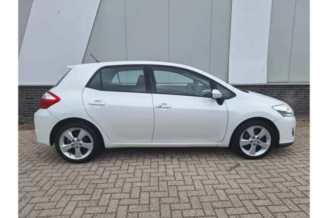 Toyota Auris (2010) thumbnail 6