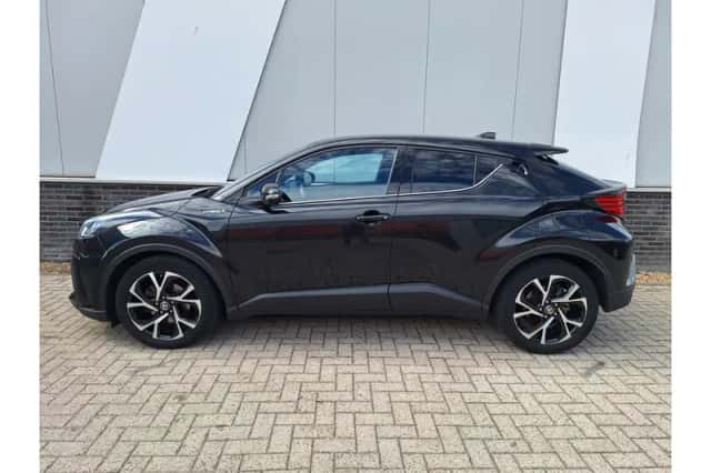 Toyota C-HR (2021) thumbnail 3