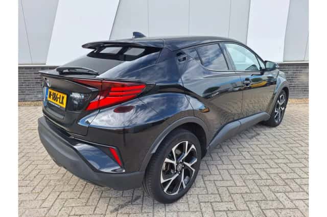 Toyota C-HR (2021) thumbnail 4