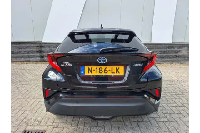 Toyota C-HR (2021) thumbnail 5