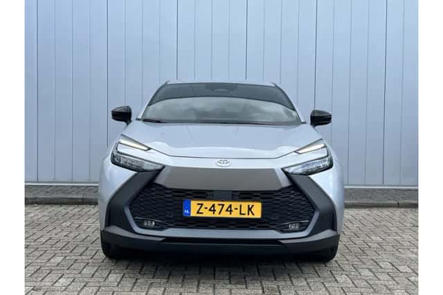 Toyota C-HR (2024) thumbnail 2