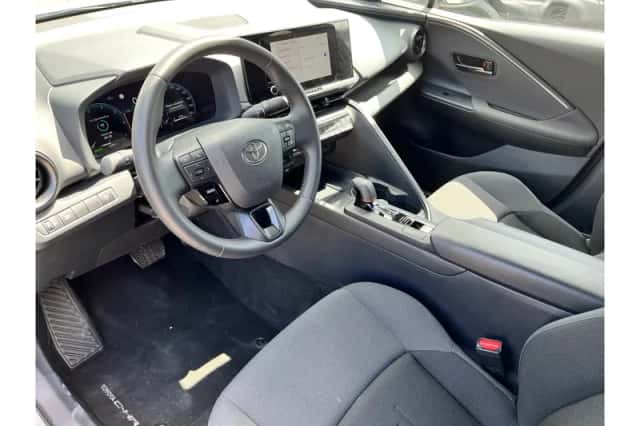Toyota C-HR (2024) thumbnail 6