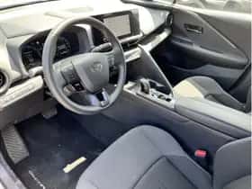 Toyota C-HR (2024) thumbnail 6