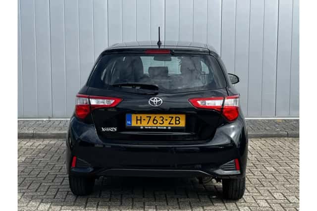 Toyota Yaris (2020) thumbnail 3