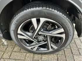 Toyota C-HR (2023) thumbnail 24