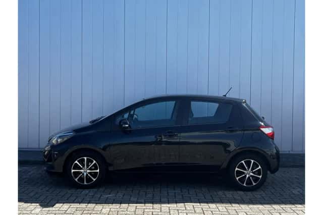 Toyota Yaris (2020) thumbnail 2
