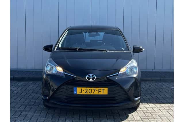 Toyota Yaris (2020) thumbnail 3