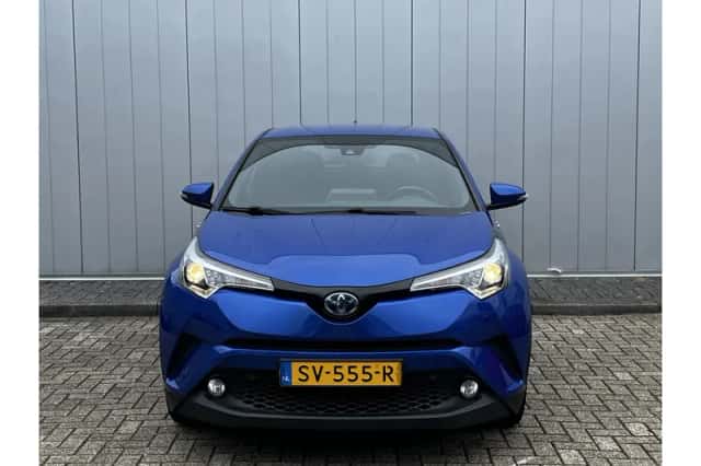 Toyota C-HR (2018) thumbnail 3