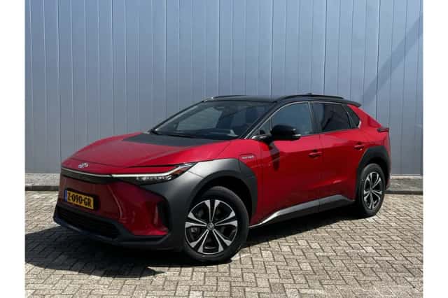 Toyota bZ4X (2024) thumbnail 1