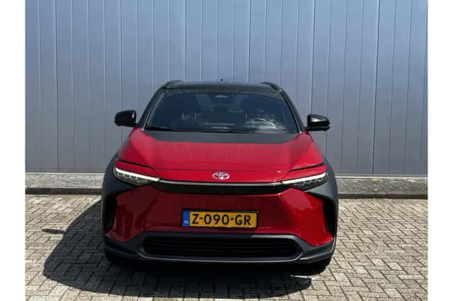 Toyota bZ4X (2024) thumbnail 2