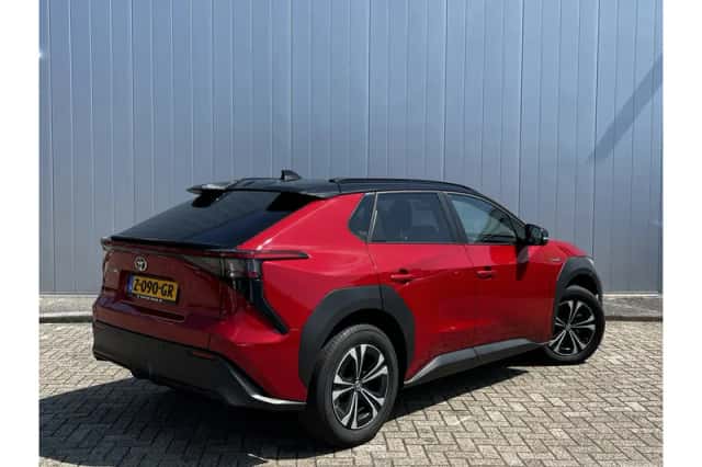 Toyota bZ4X (2024) thumbnail 4
