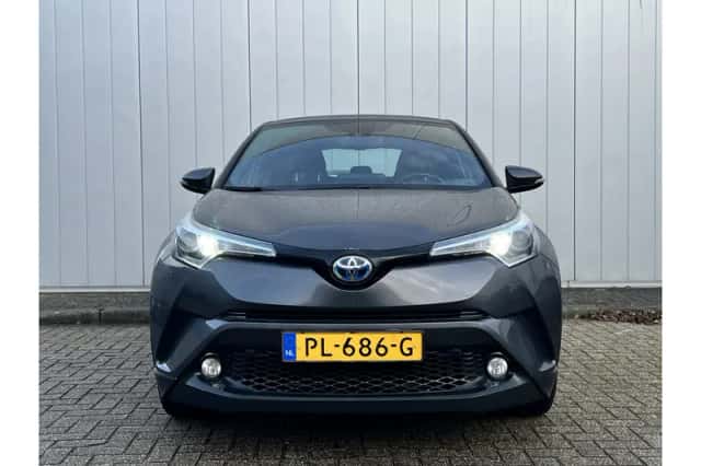 Toyota C-HR (2017) thumbnail 2