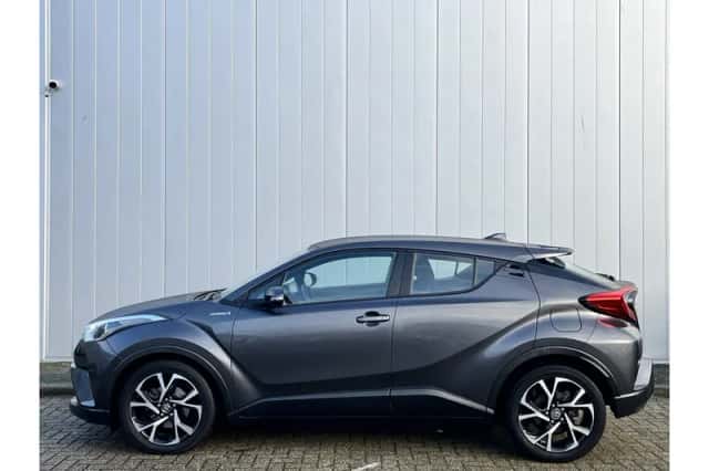 Toyota C-HR (2017) thumbnail 3