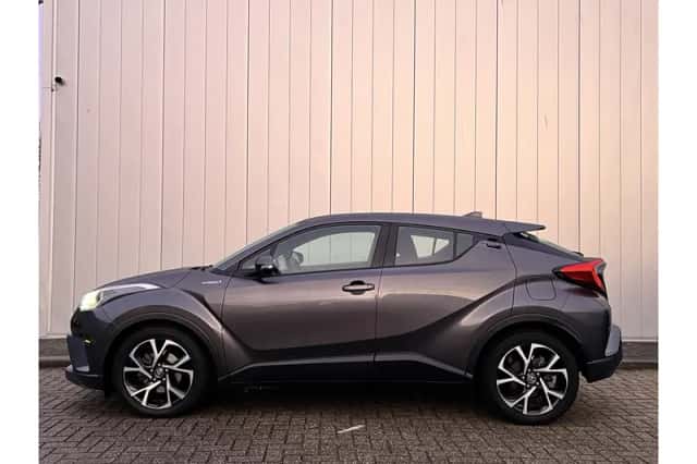Toyota C-HR (2017) thumbnail 4