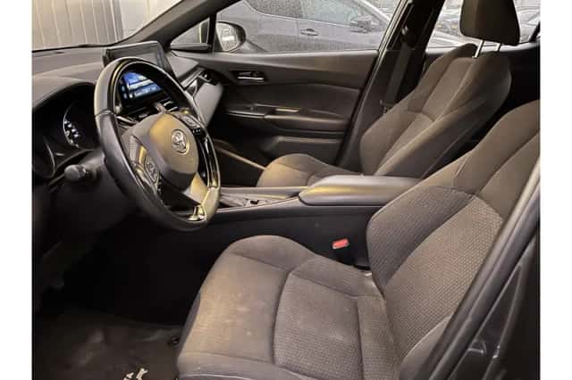 Toyota C-HR (2017) thumbnail 6
